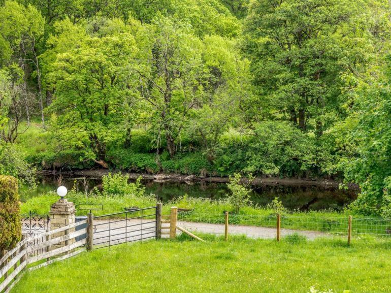 3 Bedroom Luxury Home, Hot Tub, Stunning Views Of Killin, Sitting On The River Dochart Exterior foto
