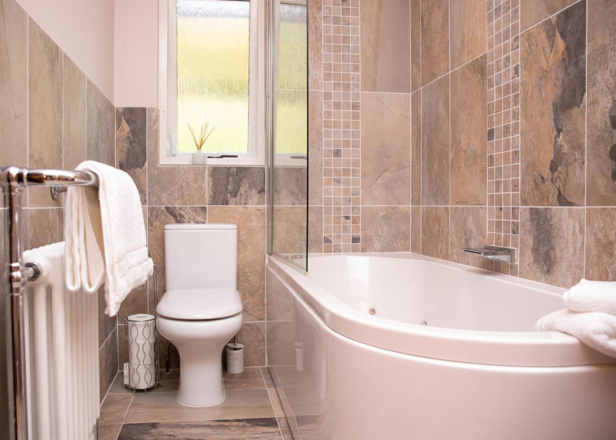 3 Bedroom Luxury Home, Hot Tub, Stunning Views Of Killin, Sitting On The River Dochart Exterior foto